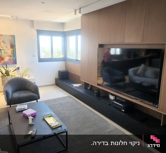 שלט רחוק, מגבונים ומיכל פלסטיק על שולחן